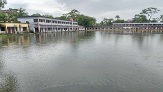 বরগুনায় একটানা সপ্তাহখানেক বৃষ্টিতে নিম্নাঞ্চলে পানিবদ্ধতা: অচল জীবনযাত্রা দুর্ভোগে নিম্ন আয়ের মানুষ