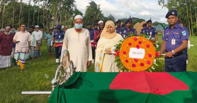 নিকলীতে জাতীয় পতাকা জড়িয়ে জানাযার নামাজ বীর মুক্তিযোদ্ধা সখিনার 